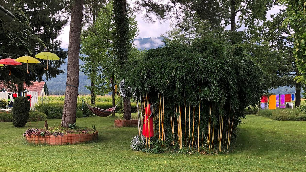 Einen kunstvollen Garten im Kärntner Bleiburg haben Josef Pototschnig und seine Partnerin Maria angelegt