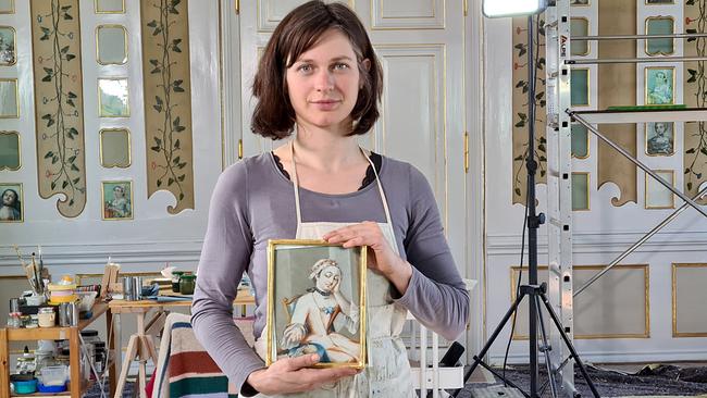 Janina Mic restauriert das prunkvolle Bilderzimmer auf Schloss Ennsegg