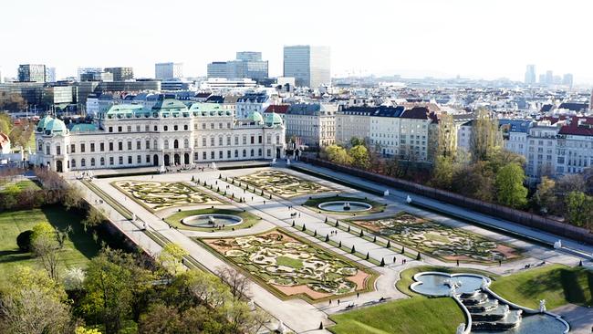 © ORF/Talk TV Der opulente Belvederegarten zählt zu den schönsten der Welt. Der Hauptgarten erstreckt sich über drei große Terrassen und zeigt alle wesentlichen Elemente eines Barockgartens: symmetrische Blumenparterres, Wasserbassins, Absätze und Treppen, beschnittene Hecken und mehr