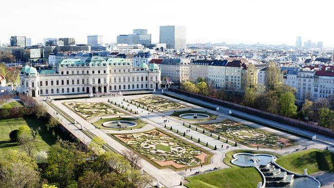 Der opulente Belvederegarten zählt zu den schönsten der Welt. Der Hauptgarten erstreckt sich über drei große Terrassen und zeigt alle wesentlichen Elemente eines Barockgartens: symmetrische Blumenparterres, Wasserbassins, Absätze und Treppen, beschnittene Hecken und mehr