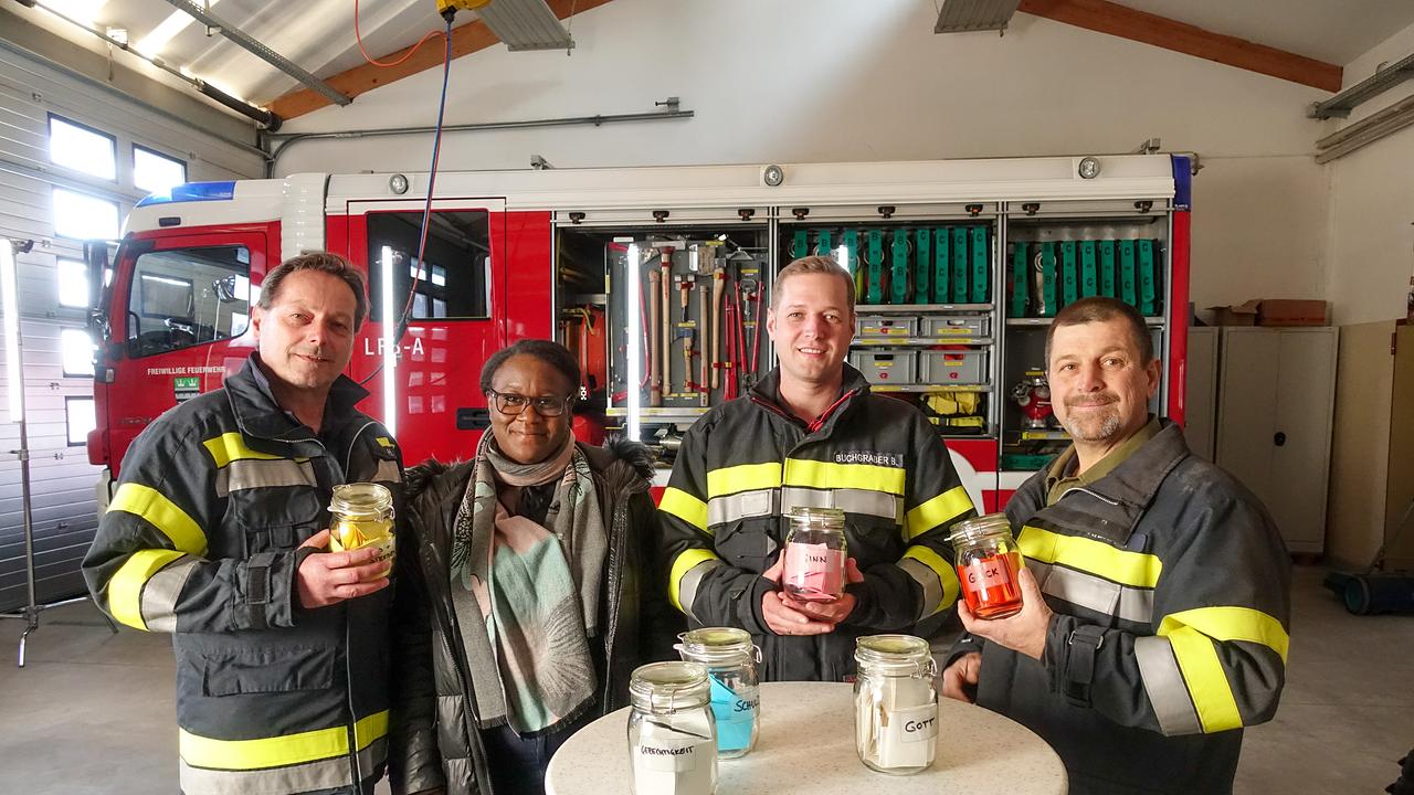 Clara Akinyosoye mit Kameraden der Freiwillige Feuerwehr in Eggersdorf bei Graz