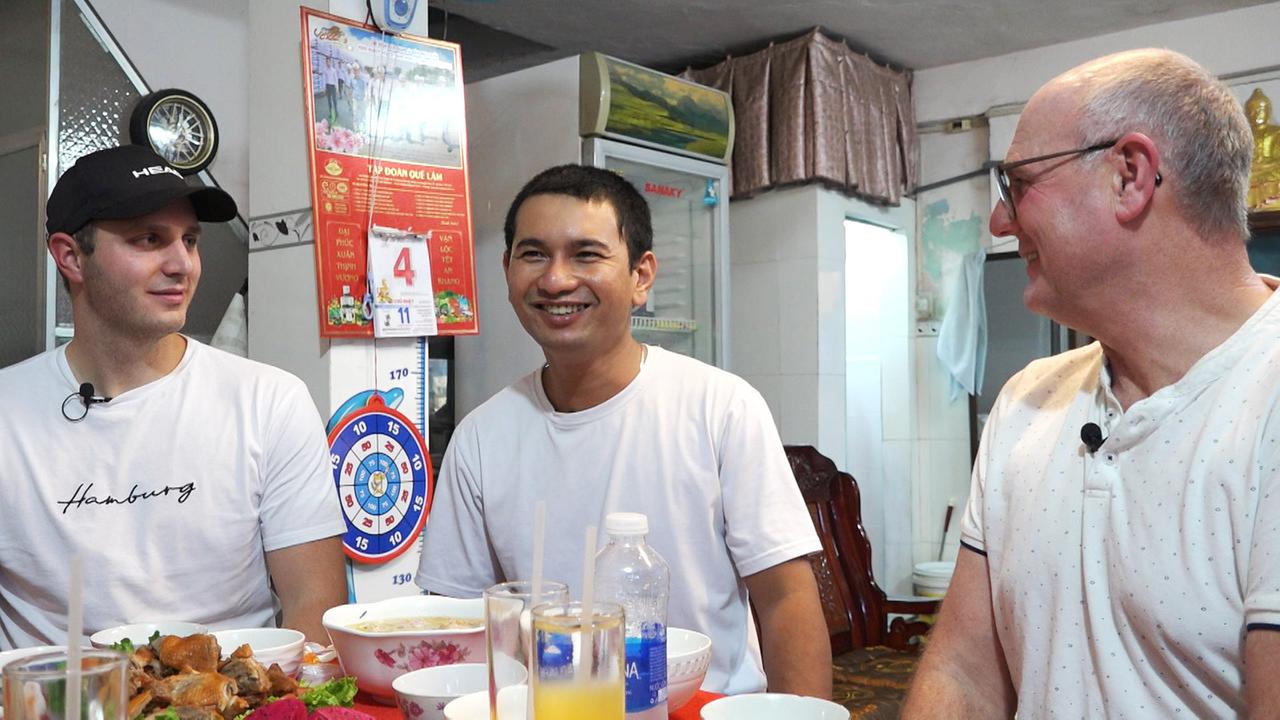 Ewald und Daniel Mayr besuchen ihren Mitarbeiter Va Ry Kim Sa bei ihm zu Hause in Vietnam.