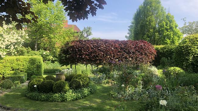 Irmgard Hackl hat sich in Mistelbach auf 1500 Quadratmetern ausgetobt und einen absoluten Traumgarten nach englischem Vorbild geschaffen