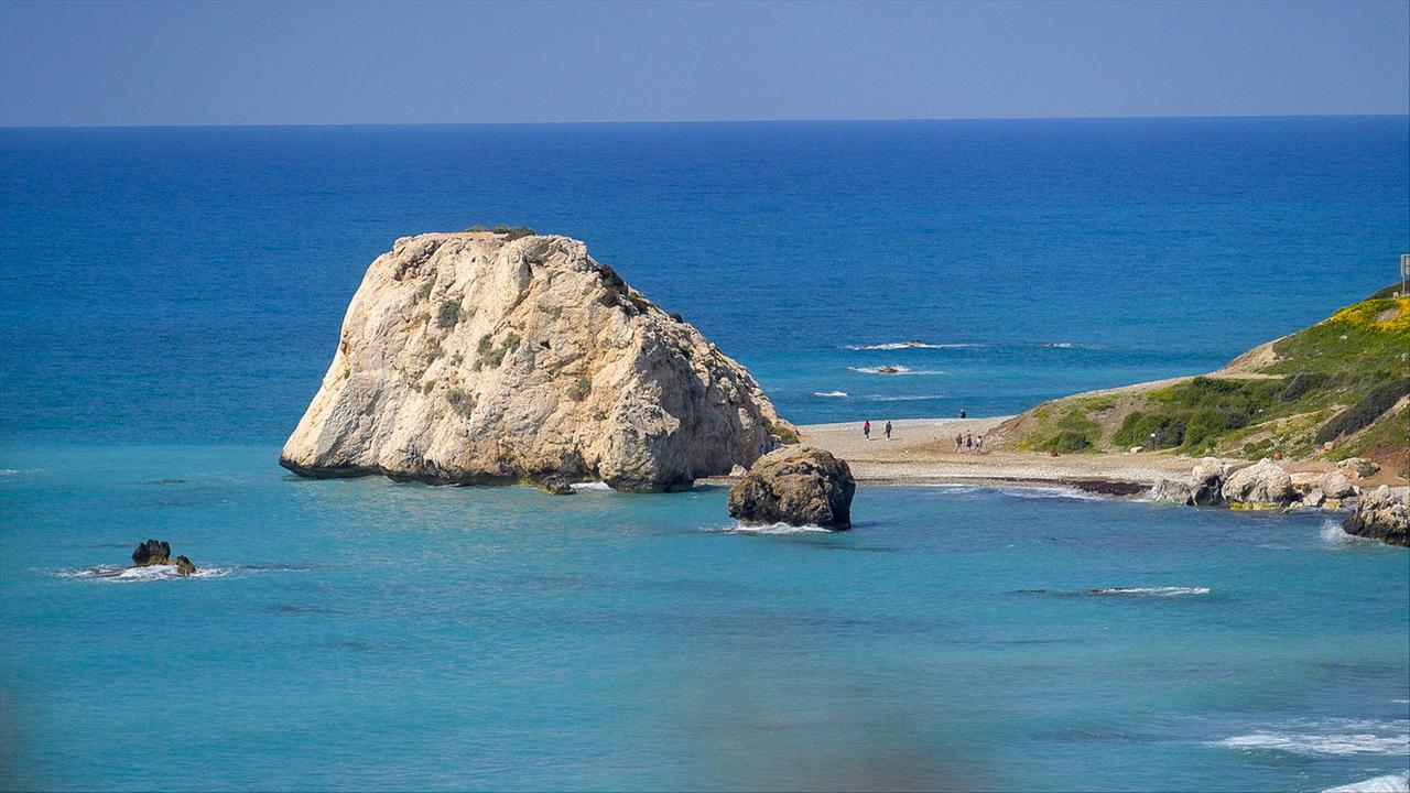 © ORF/Allfilm/Alexander Limberger Strahlender Sonnenschein, wolkenloser Himmel und kristallklares Meer - so präsentiert sich Zypern die meiste Zeit des Jahres. Die Insel im östlichen Mittelmeer ist aber nicht nur für Strandurlauberinnen und -urlauber ein begehrtes Ziel, sondern auch für Menschen, die Gärten und Natur lieben