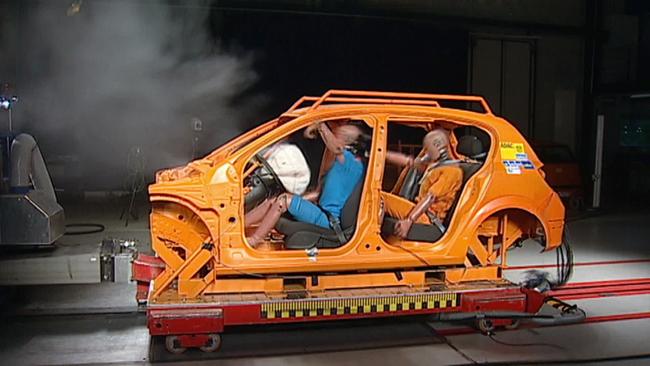 © ORF Seitenasicht eines Crashtest. Auto mir Insassendummies
