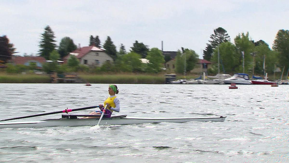 © ORF Eine Frau rudert im Ruderbot übers Wasser
