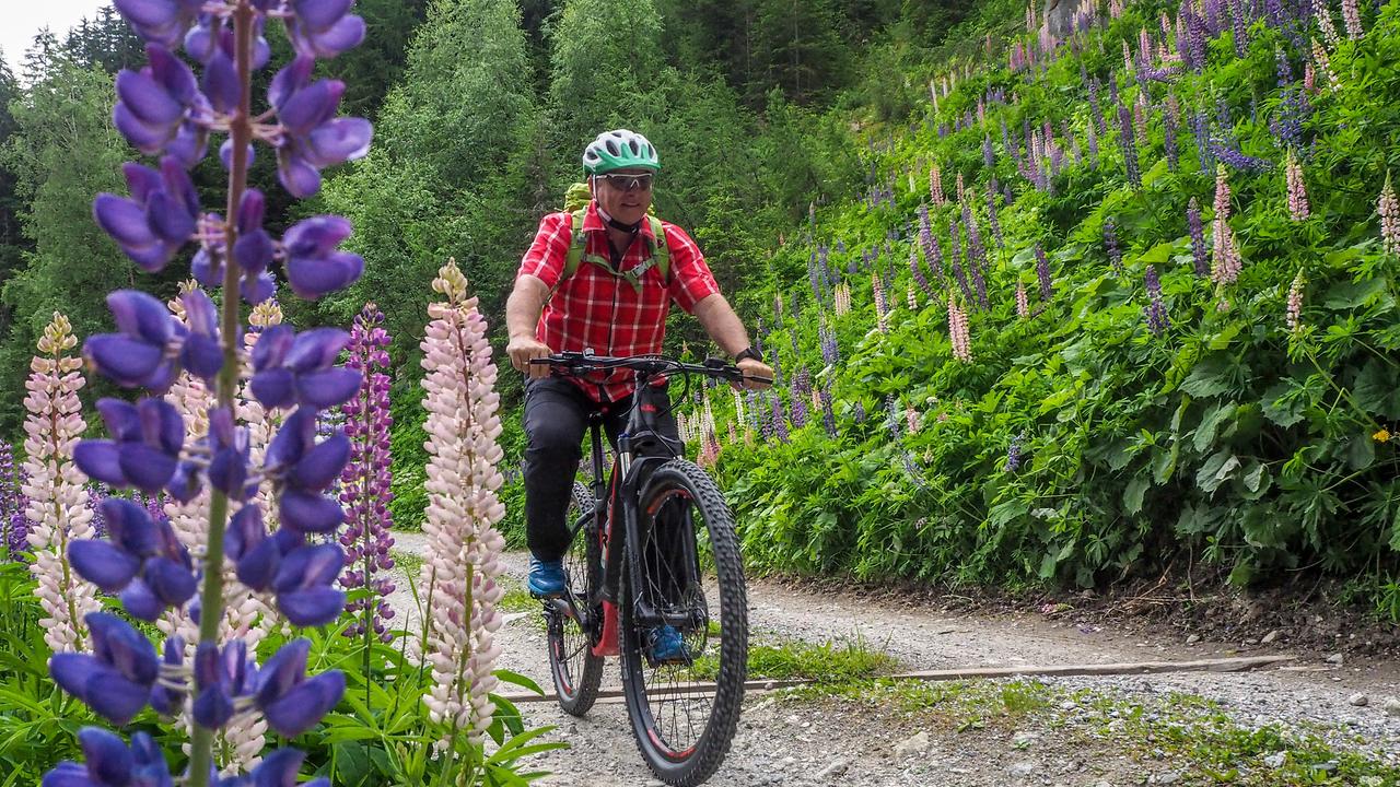 Harry Prünster am E-Bike