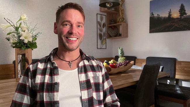 © ORF/Talk TV/Alexander Tomsits Ludwig, 39-jähriger Friseur aus Salzburg, sucht über die Liebesg’schichten seinen Traummann, weil er das Daten im Internet frustrierend findet.