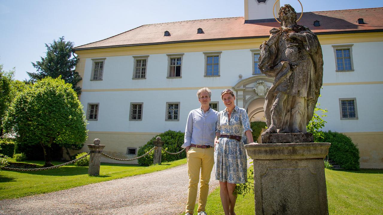 "Herrschaftszeiten! - Johann-Philipps Schlossbesuche - Hereinspaziert in die Vergangenheit":  Johann-Philipp Spiegelfeld mit Alice Silich-Salburg