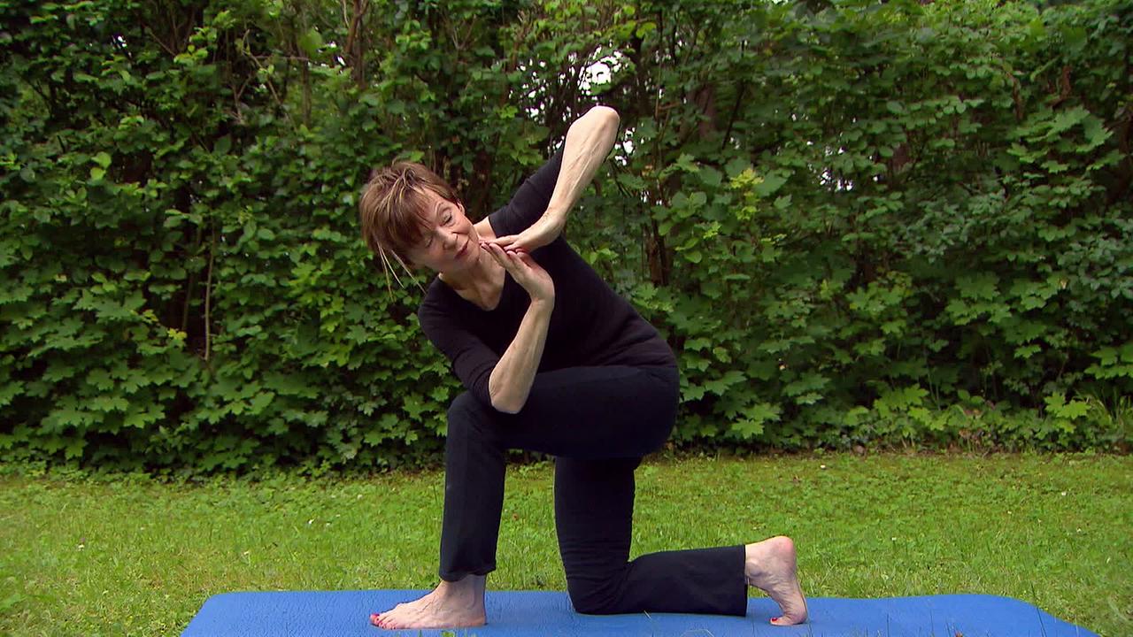 © ORF Frau zeigt Yogaübung