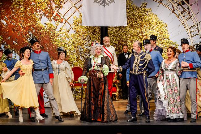 © Bühne Baden/ Christian Husar Szenenbild aus der "Frühjahrsparade" in Baden