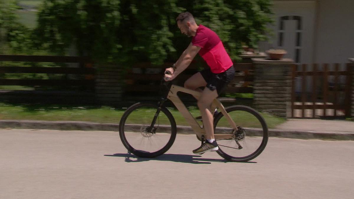 © ORF Mann fährt Fahrrad