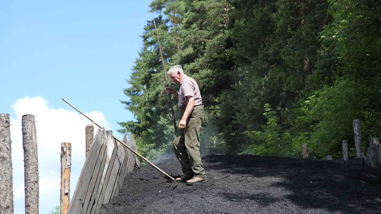 Köhlerei, Rohr im Gebirge