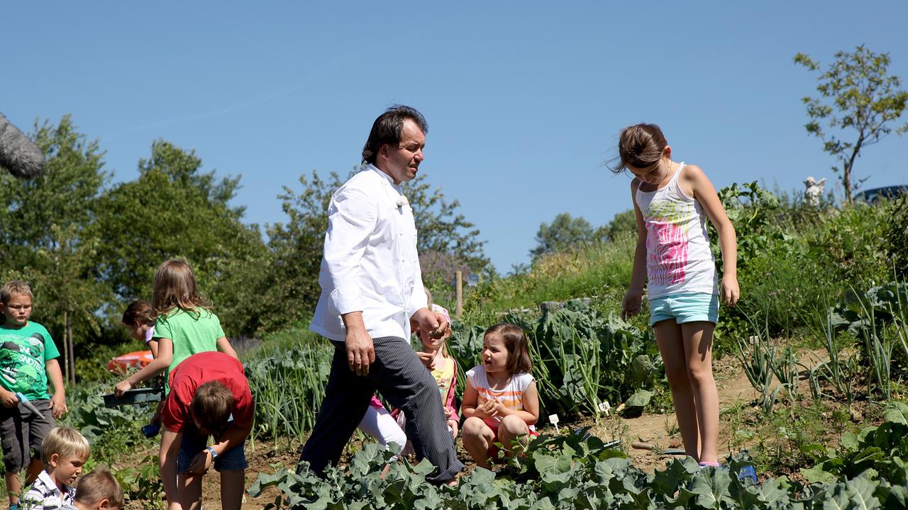 Triad beim Wirt z´Haus - Uwe Machreich mit Kindern im Kräutergarten, Krumbach