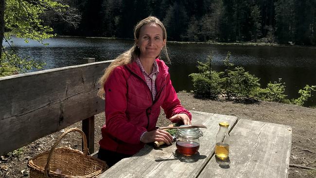 © ORF/Ab Hof TV Produktion Barbara Wiegele; Kräuterpädagogin, Bergwanderführerin, Waldpädagogin