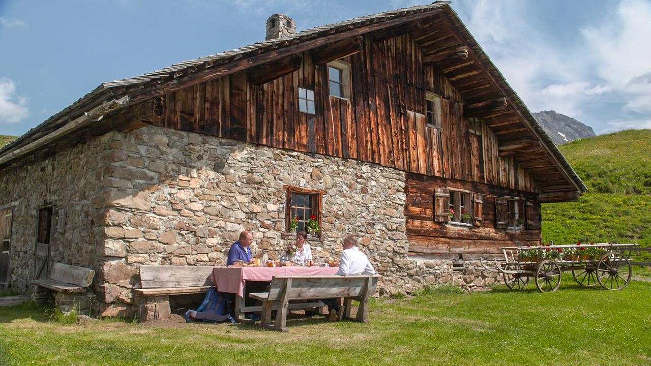 Harry Prünster beim Frühstücken mit Raingard und Stefan Muxel (Gaißbühelalpe)