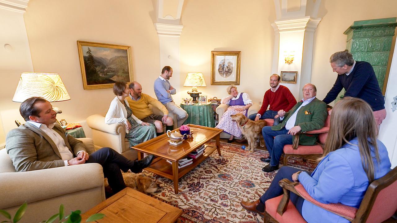 "Herrschaftszeiten!: Bei Familie Tacoli auf Schloss Birkenstein und in der See-Villa in Millstatt": Johann-Philipp Spiegelfeld mit (v.li.) Vincenz Tacoli, Huberta Tacoli, Ludovico Tacoli, Clemens Tacoli, Hedwig Tacoli, Federico Tacoli, Alexander Tacoli, Valentina Aichelburg-Rumerskirch