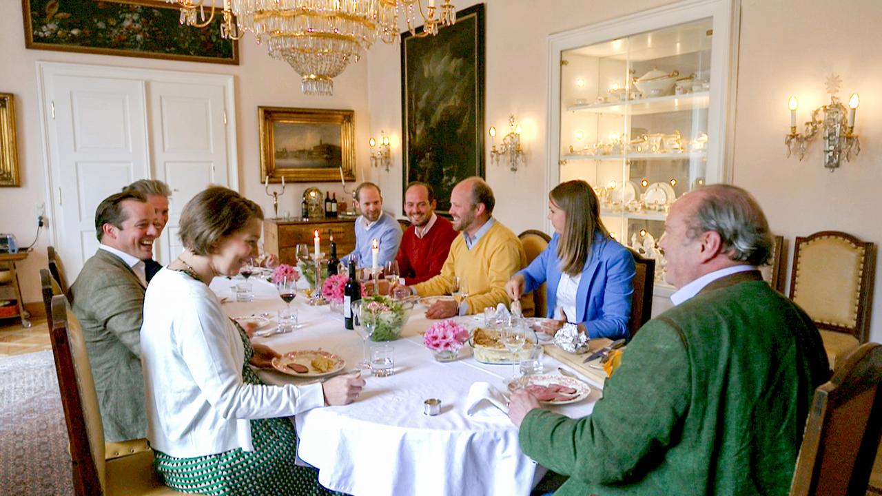 "Herrschaftszeiten!: Bei Familie Tacoli auf Schloss Birkenstein und in der See-Villa in Millstatt": Johann-Philipp Spiegelfeld mit Vincenz Tacoli, Huberta Tacoli, Ludovico Tacoli, Clemens Tacoli, Federico Tacoli, Alexander Tacoli, Valentina Aichelburg-Rumerskirch