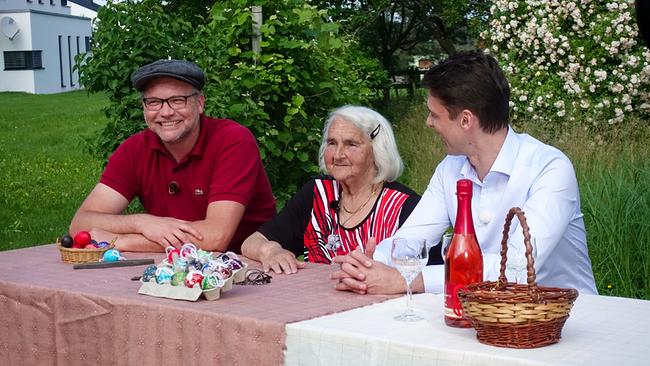Thomas Stipsits mit seiner Großmutter väterlicherseits und Peter Schneeberger