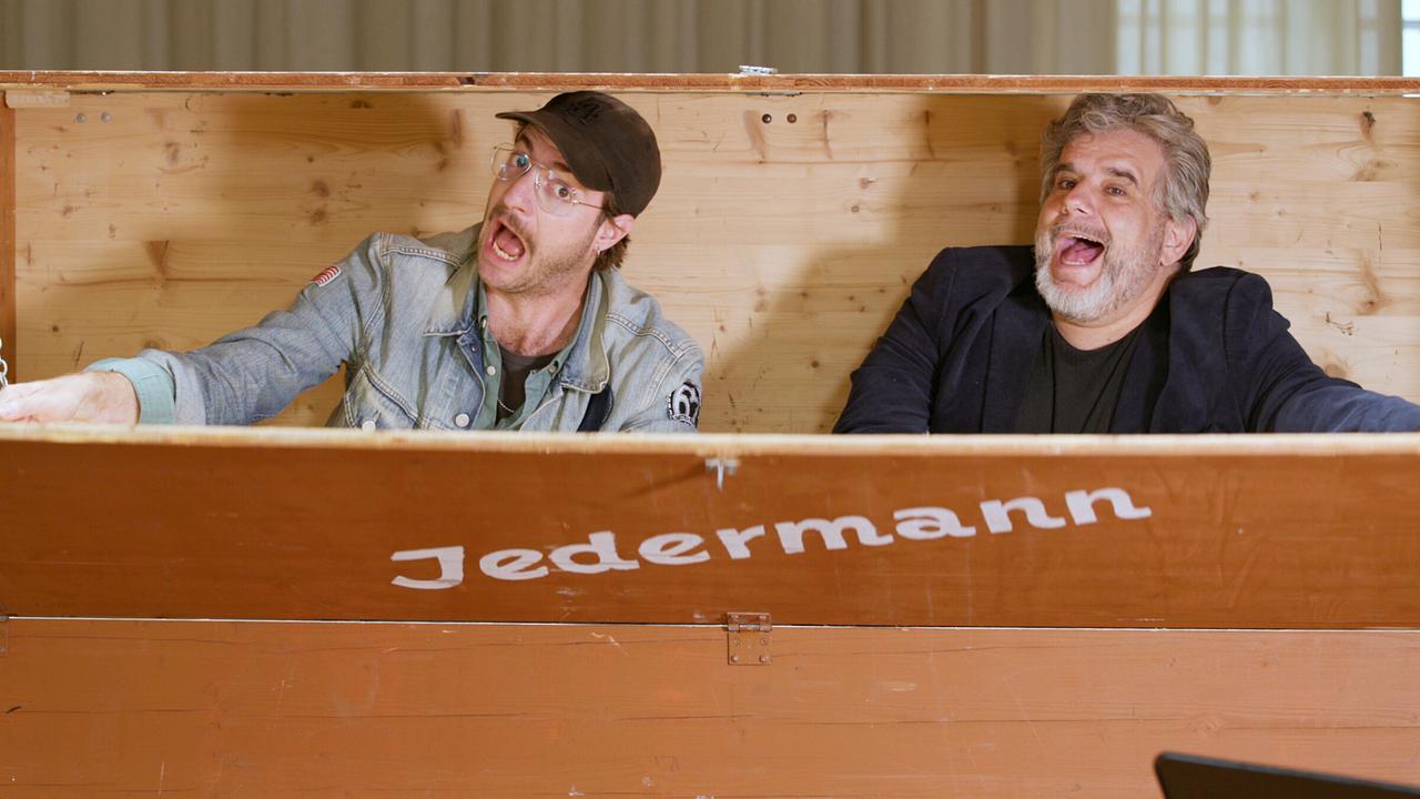 © ORF/ORF-Salzburg/Jackie Krenka "JedermannJedefrau - Folge 4": Fridolin Sandmeyer, Bruno Cathomas (Vetter, Jedermann 2023)