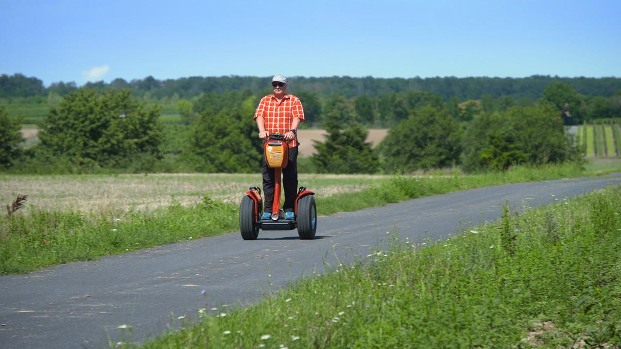Harry Prünster fährt mit dem Segway quer durch das Blaufränkischland