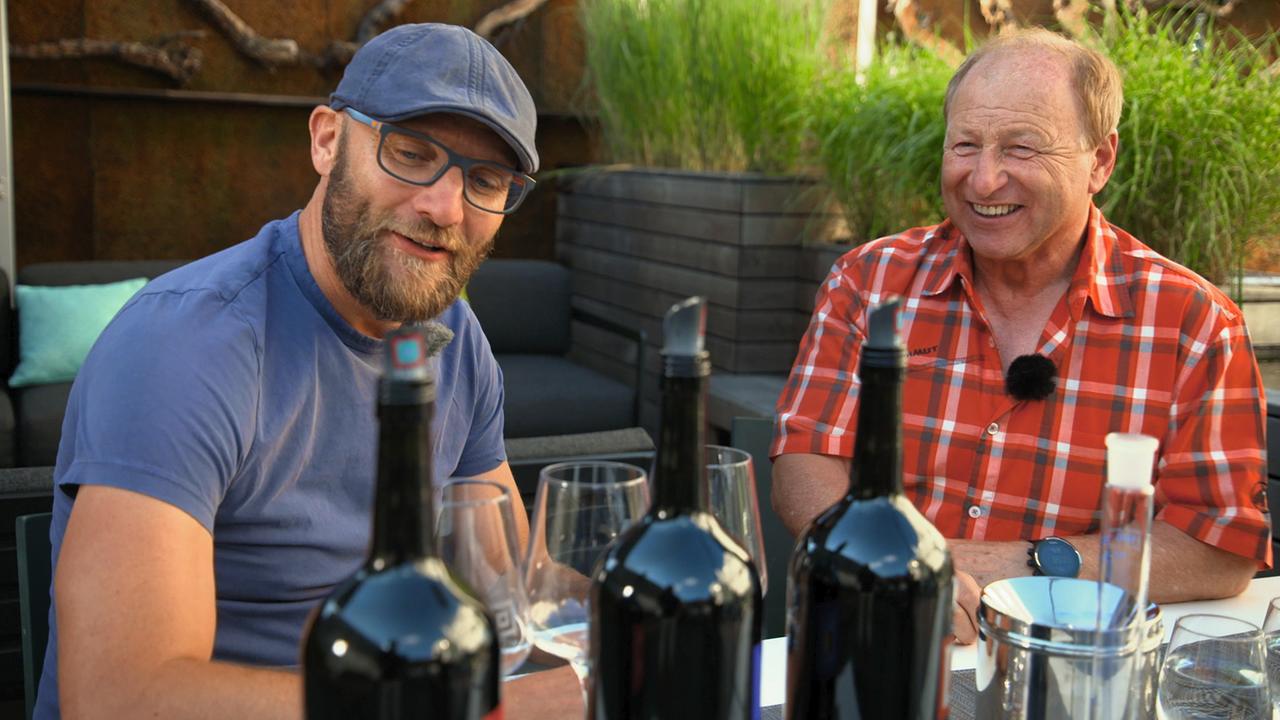Harry Prünster mit Horst Gager beim Cuvetieren des Harry Weins