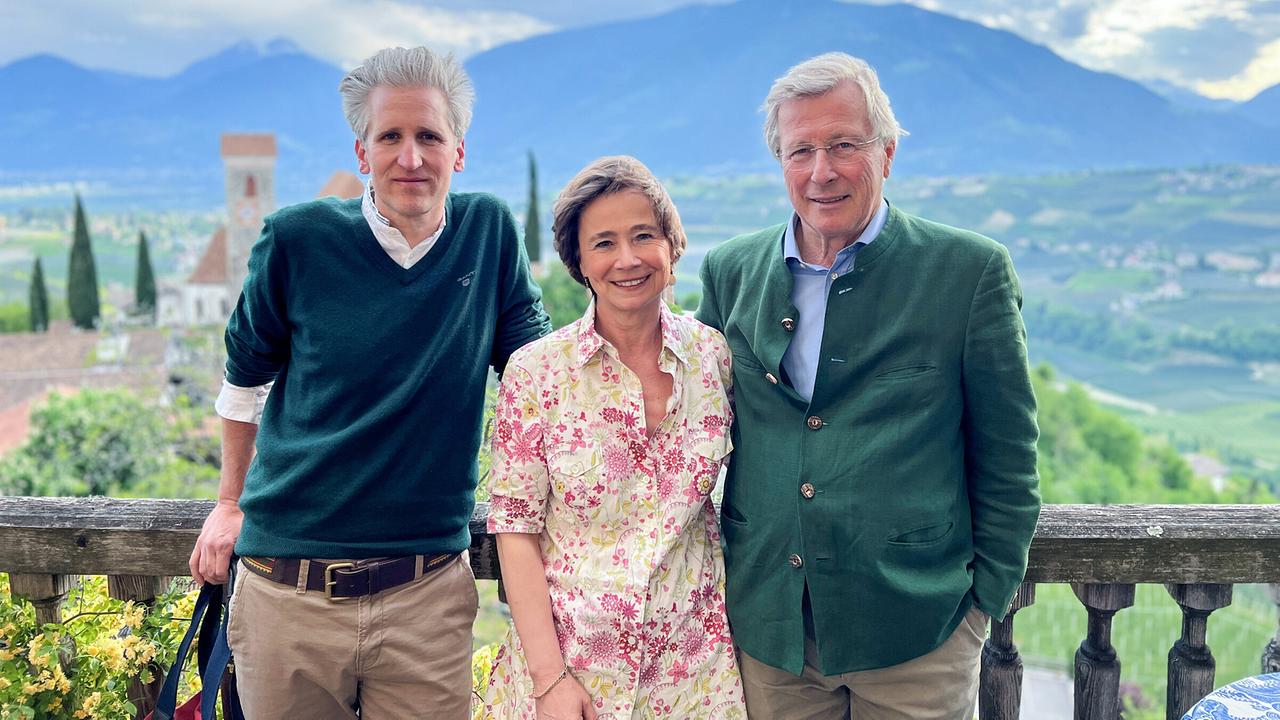 "Herrschaftszeiten! Bei Familie Spiegelfeld auf Schloss Schenna in Meran": Johann-Philipp Spiegelfeld mit Johanna & Franz Spiegelfeld