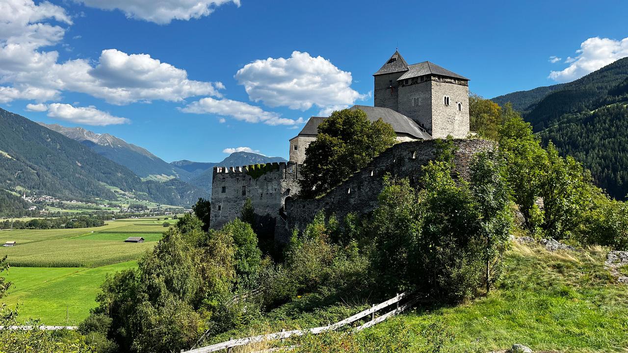 "Mei liabste Weis" aus Mauls bei Sterzing, Südtirol: Burg Reifenstein thront über Sterzing