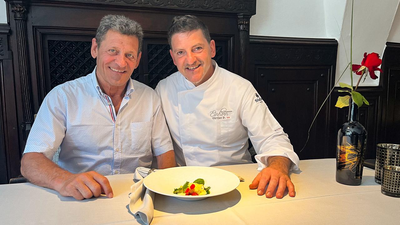 "Mei liabste Weis" aus Mauls bei Sterzing, Südtirol: Franz Posch mit Sternekoch Peter Girtler, er serviert in seiner Einhornstube die modernen Schlutzkrapfen.