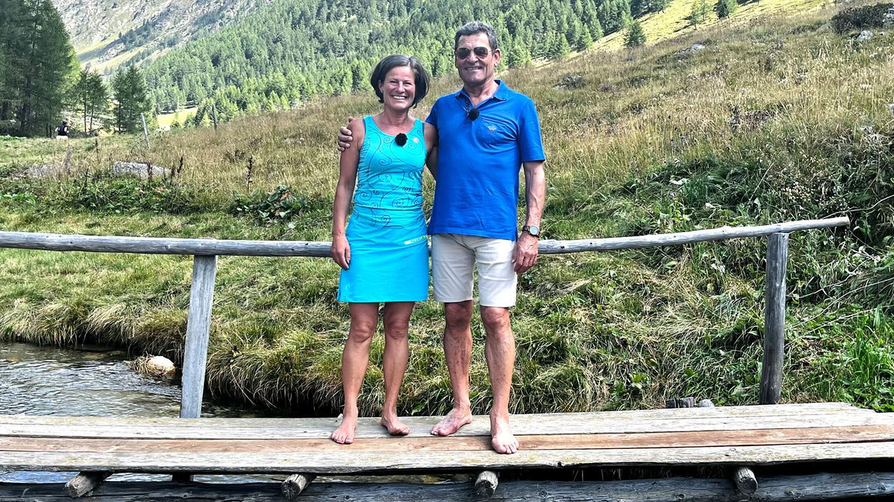 © ORF/ORF Tirol "Mei liabste Weis" aus Mauls bei Sterzing, Südtirol: Franz Posch mit Naturcoach Monika Engl, sie führt Franz Posch in das Kneippen ein.