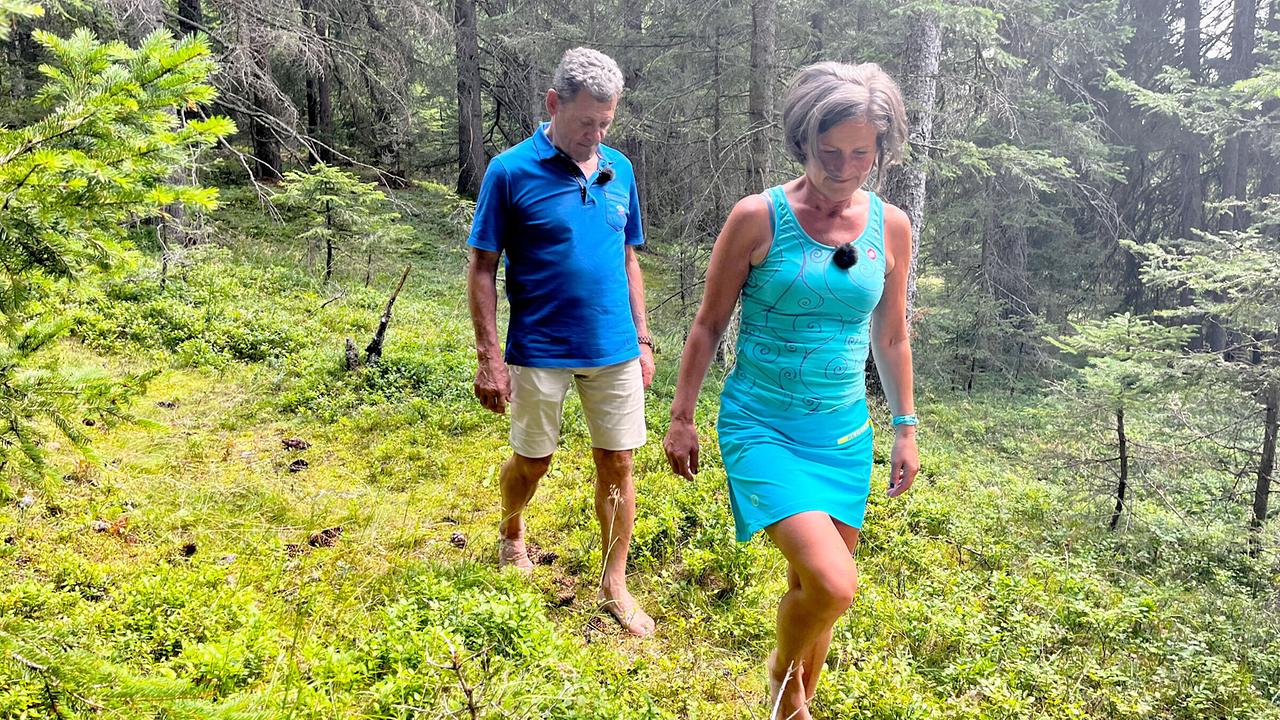 "Mei liabste Weis" aus Mauls bei Sterzing, Südtirol: Franz Posch mit Naturcoach Monika Engl. Barfuß geht es über Stock und Stein zum Waldbaden.