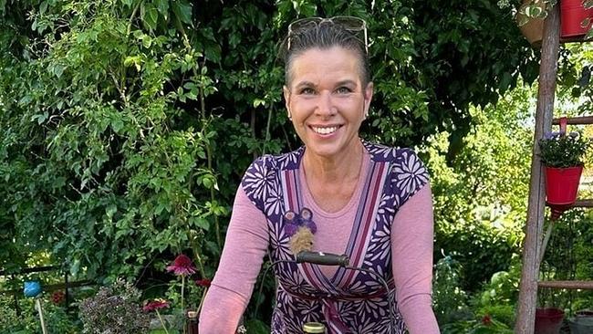 © ORF/Uschi Zezelitsch Kräuterhexe Uschi Zezelitsch zaubert ein nährendes Reinigungs-Mousse aus dem Dost