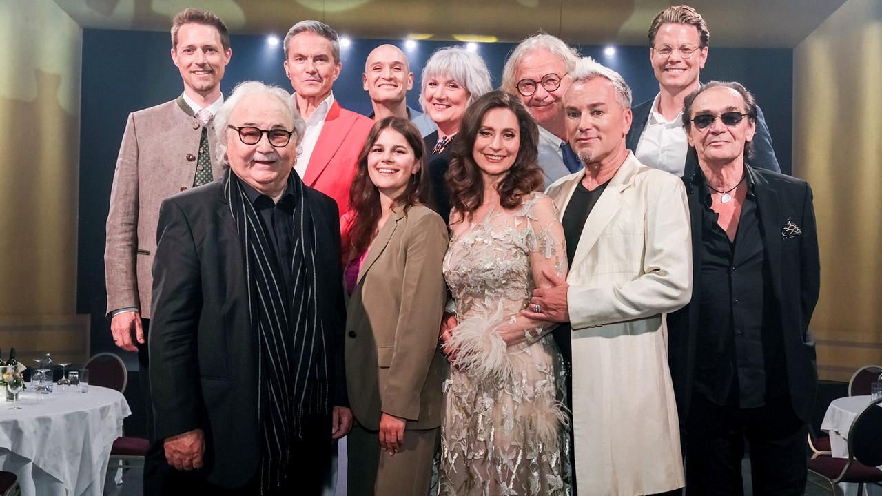 "Mr. Musical präsentiert: Musicals 'Made in Austria'": Hinten: Lukas Perman, Alfons Haider, Drew Sarich, Carin Filipcic, Peter Hofbauer, Mark Seibert; vorne: Sylvester Levay, Amelie Sophie von Habsburg, Pia Dowes, Uwe Kröger, Christian Kolonovits