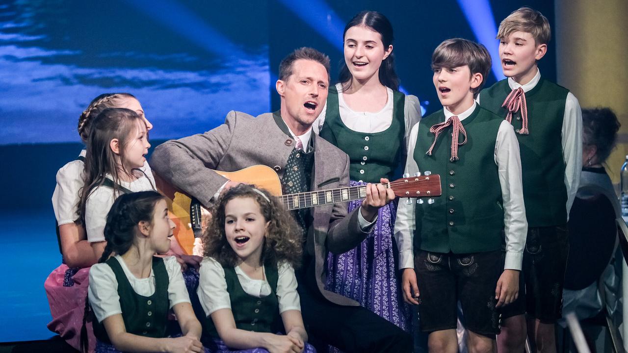 "Mr. Musical präsentiert: Musicals 'Made in Austria'": Lukas Perman mit Kindern vom Salzburger Landestheater "Edelweiß" aus "The Sound of Music"