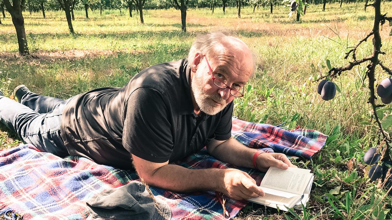 Lojze Wieser unter einem Zwetschgenbaum