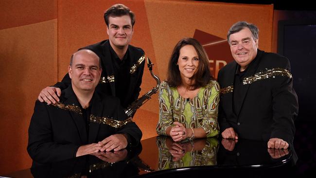© ORF/Hubert Mican "Vera" am 6.10.2023: Vera Russwurm mit Herwig Pecoraro und Sohn Mario Pecoraro und Enkel Oscar