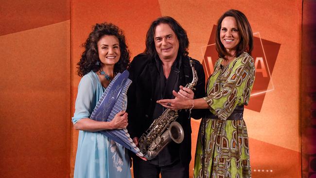 © ORF/Hubert Mican "Vera" am 6.10.2023: Vera Russwurm mit der Panflötenspielerin Daniela de Santos und Andrew Young am Saxophon