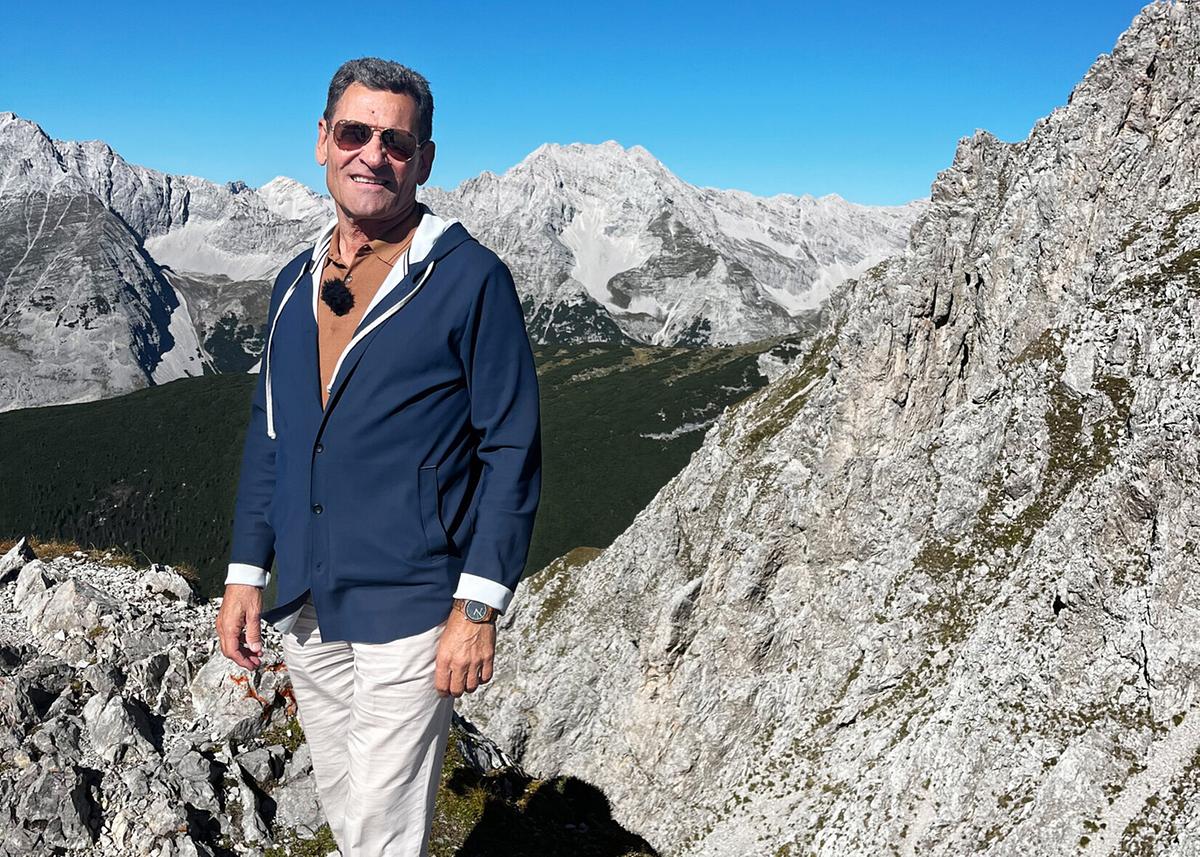 "35 Jahre Mei liabste Weis": Franz Posch - Hoch oben genießt der Moderator die Sonne