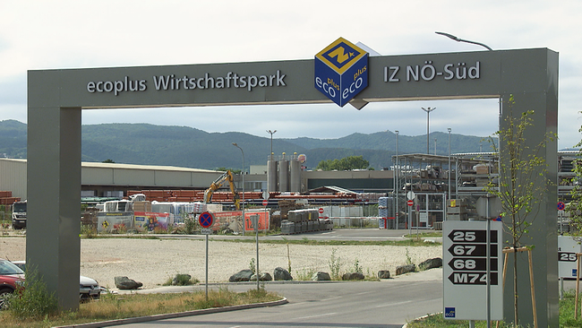 © ORF NÖ große Durchfahrt mit Aufschrift "ecoplus Wirschaftspark IZ NÖ-Süd"