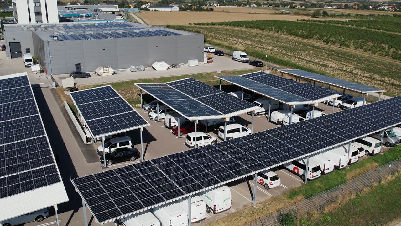 Industriegebiet von oben mit Photovoltaik-überdachten Parkplätzen