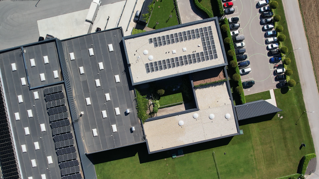 Betriebsgebäude von oben mit Photovoltaik am Dach