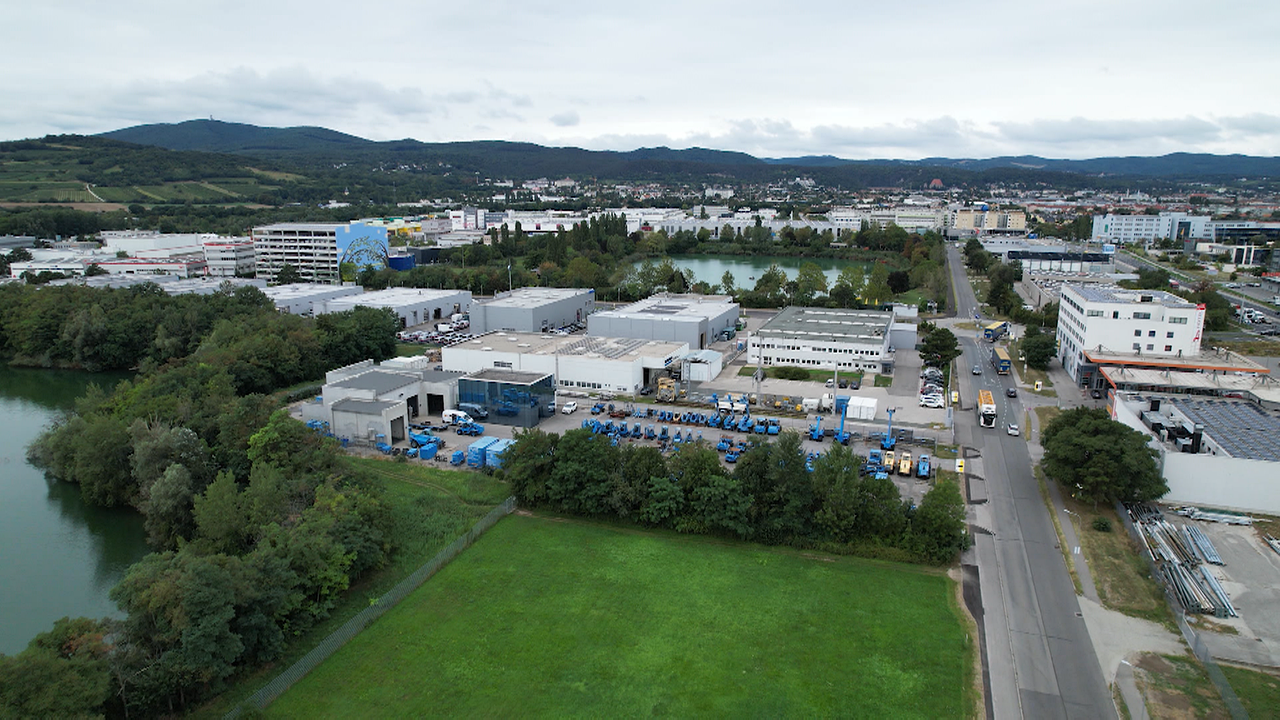 Industriegebiet von oben mit Teichen und Grünflächen dazwischen