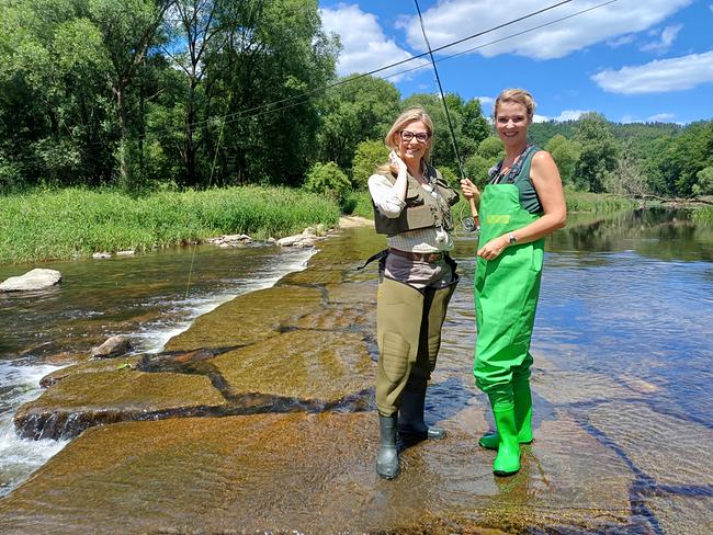 Christine Reiler und Christa Kummer beim Fliegenfischen