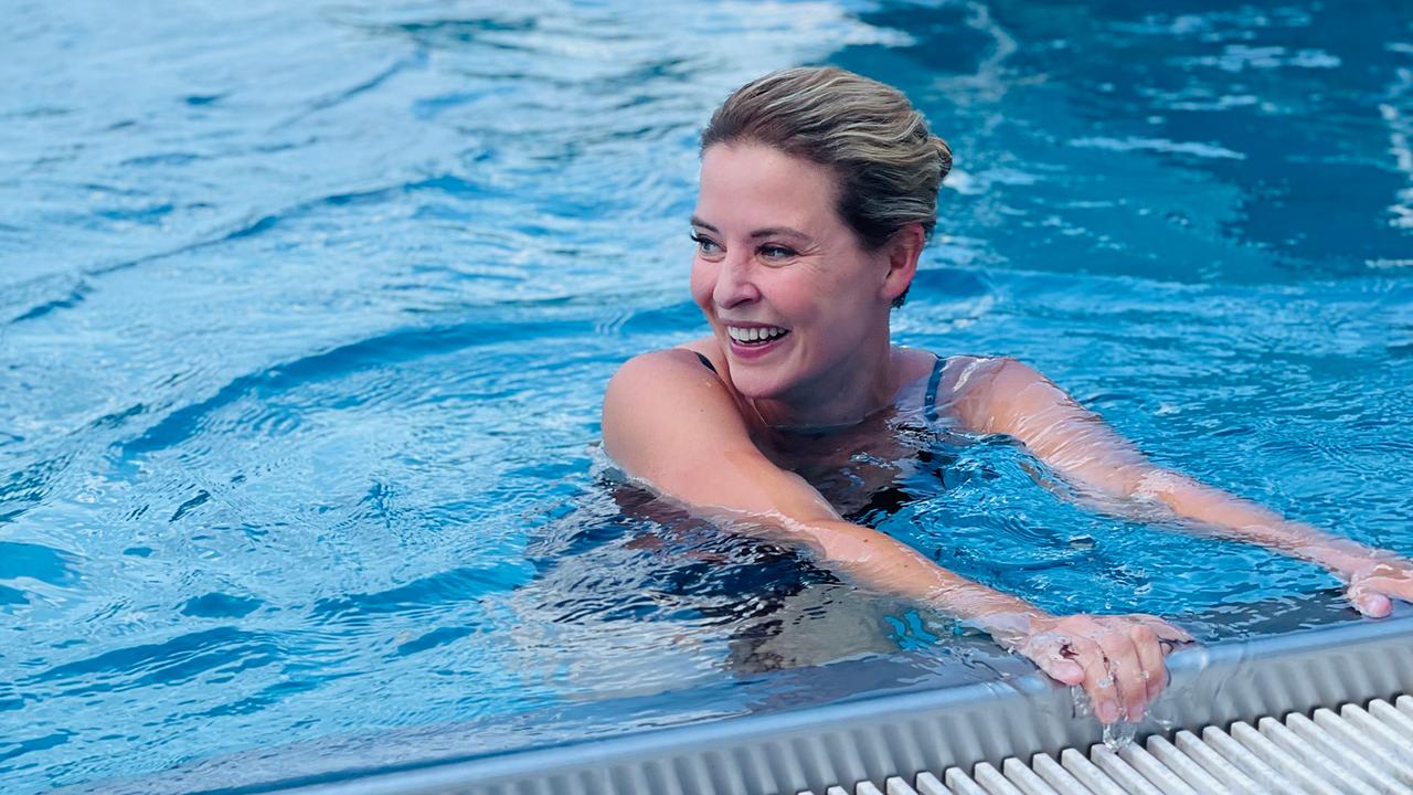 Chrstine Reiler schwimmt im Freibad