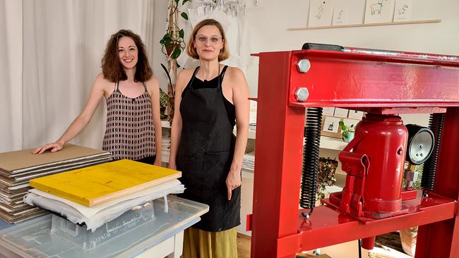 Ronja Etzel und Nadine Burschil – Herstellerinnen von Papeterie