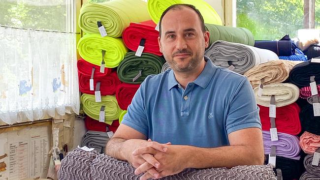 Adnan Beslagic, GF Textil Müller beim Bepreisen der eingekauften Stoffe
