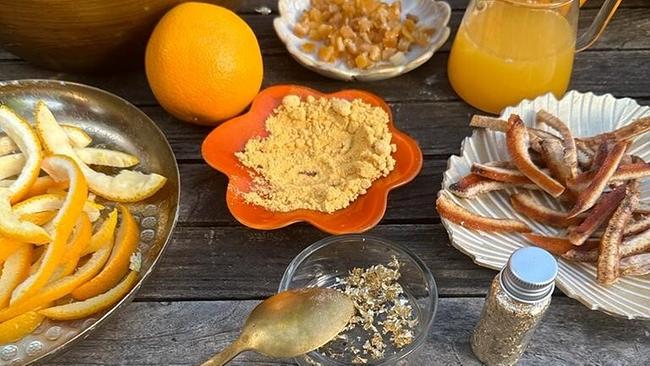 Kräuterhexe Uschi Zezelitsch bereitet ein vorweihnachtliches Konfekt zu: kandierte Orangenschalen