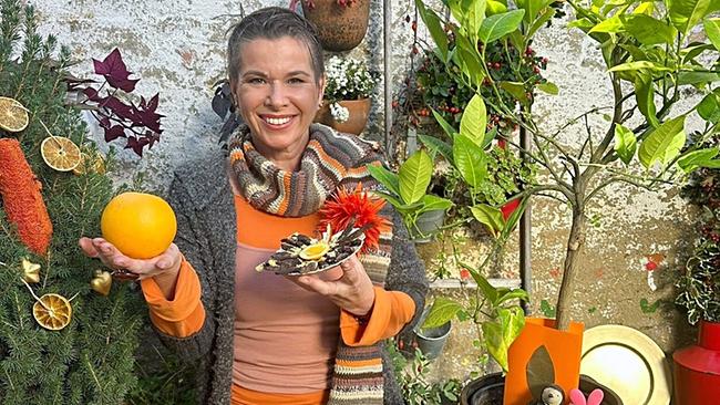 © ORF/Uschi Zezelitsch Kräuterhexe Uschi Zezelitsch bereitet ein vorweihnachtliches Konfekt zu: kandierte Orangenschalen