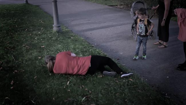 © ORF Frau liegt im Park auf dem Rasen und schläft