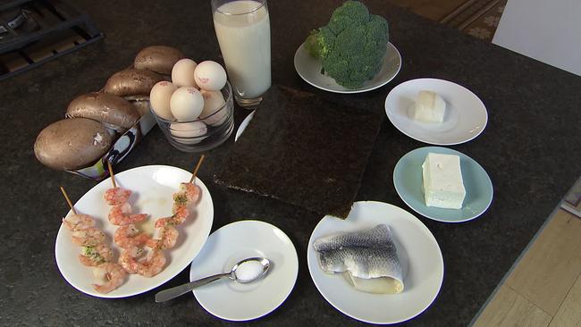 Tisch mit Lebensmitteln die Jod enthalten - Salz, Brokkoli, Champignons, Fisch und Shrimps